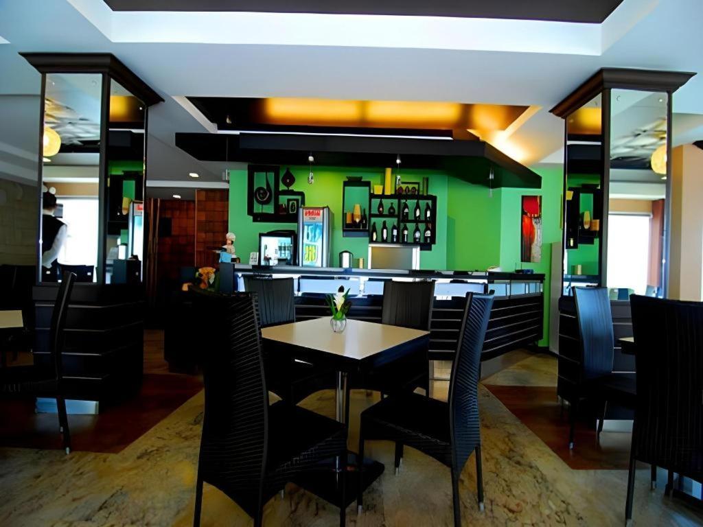 Mo2 Westown Hotel San Juan Баколод Экстерьер фото