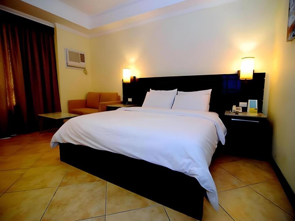 Mo2 Westown Hotel San Juan Баколод Экстерьер фото